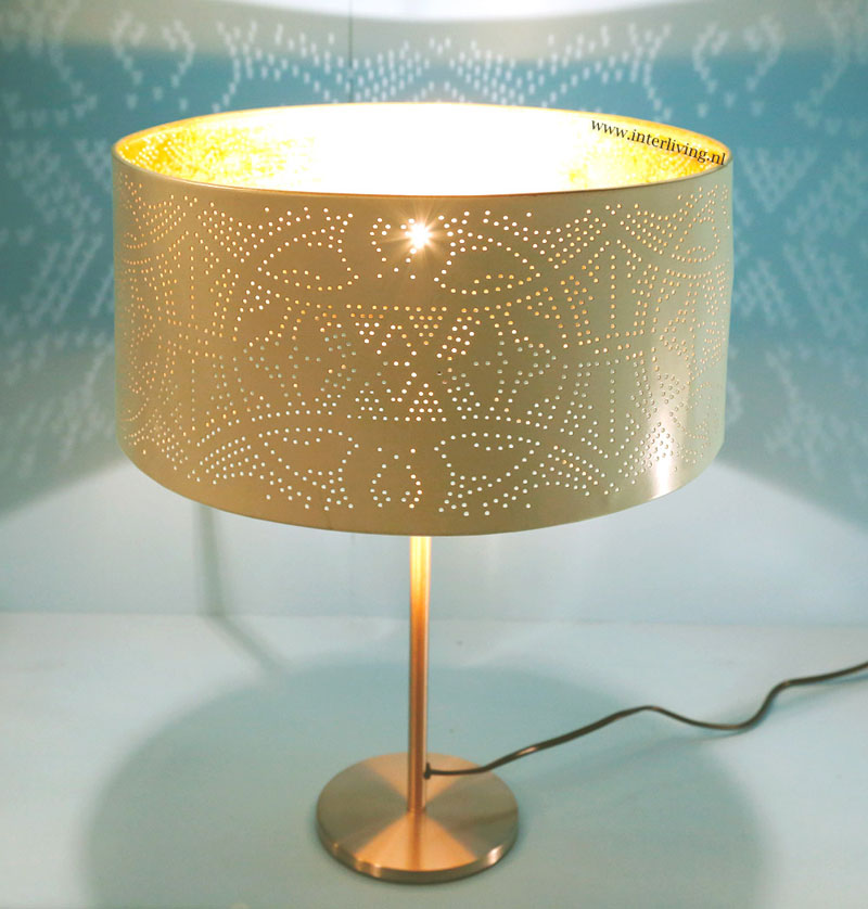 Verhoogd beneden Knorretje Filigrain lampenkap wit met gouden binnenkant - gaatjeslamp