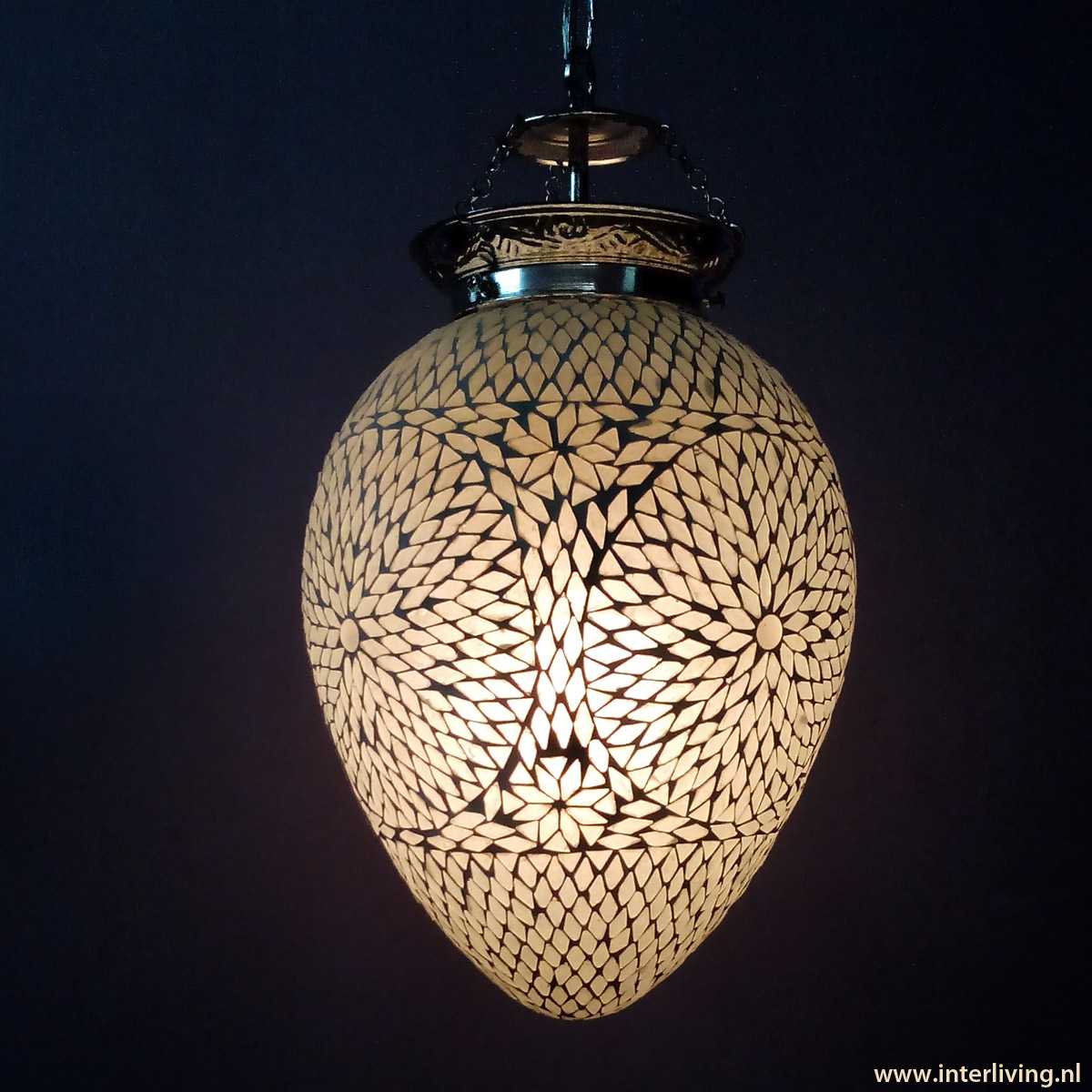 Voorganger eer Bovenstaande ei vormige hanglamp van glasmozaiek in oosterse art deco stijl
