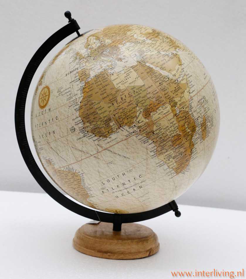 Conceit Rommelig Verdorde vintage wereldbol op houten voet of antieke wereldkaart - interieurtip