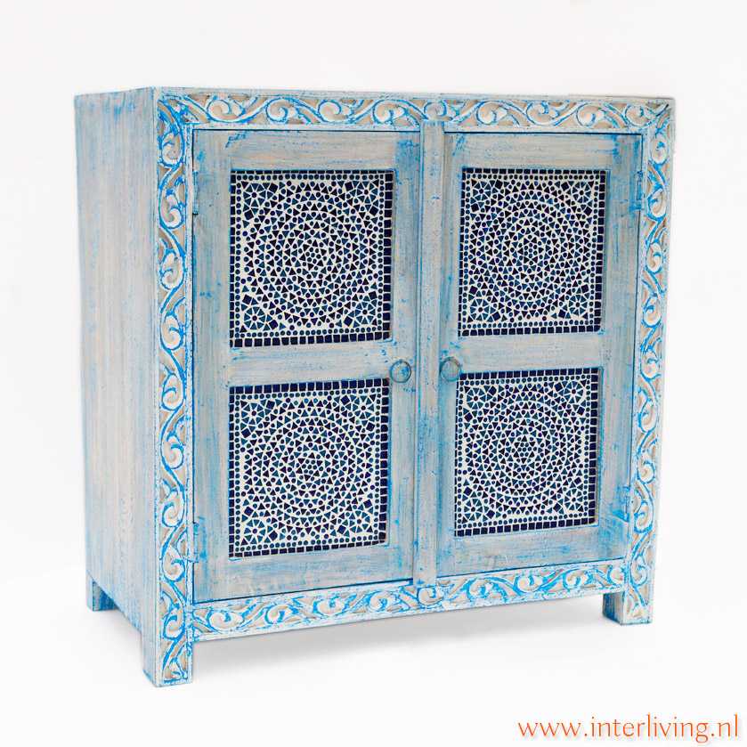 Kast uit India van - blauw of blue washed - met glas mozaïek panelen en houtsnijwerk - Interliving shop