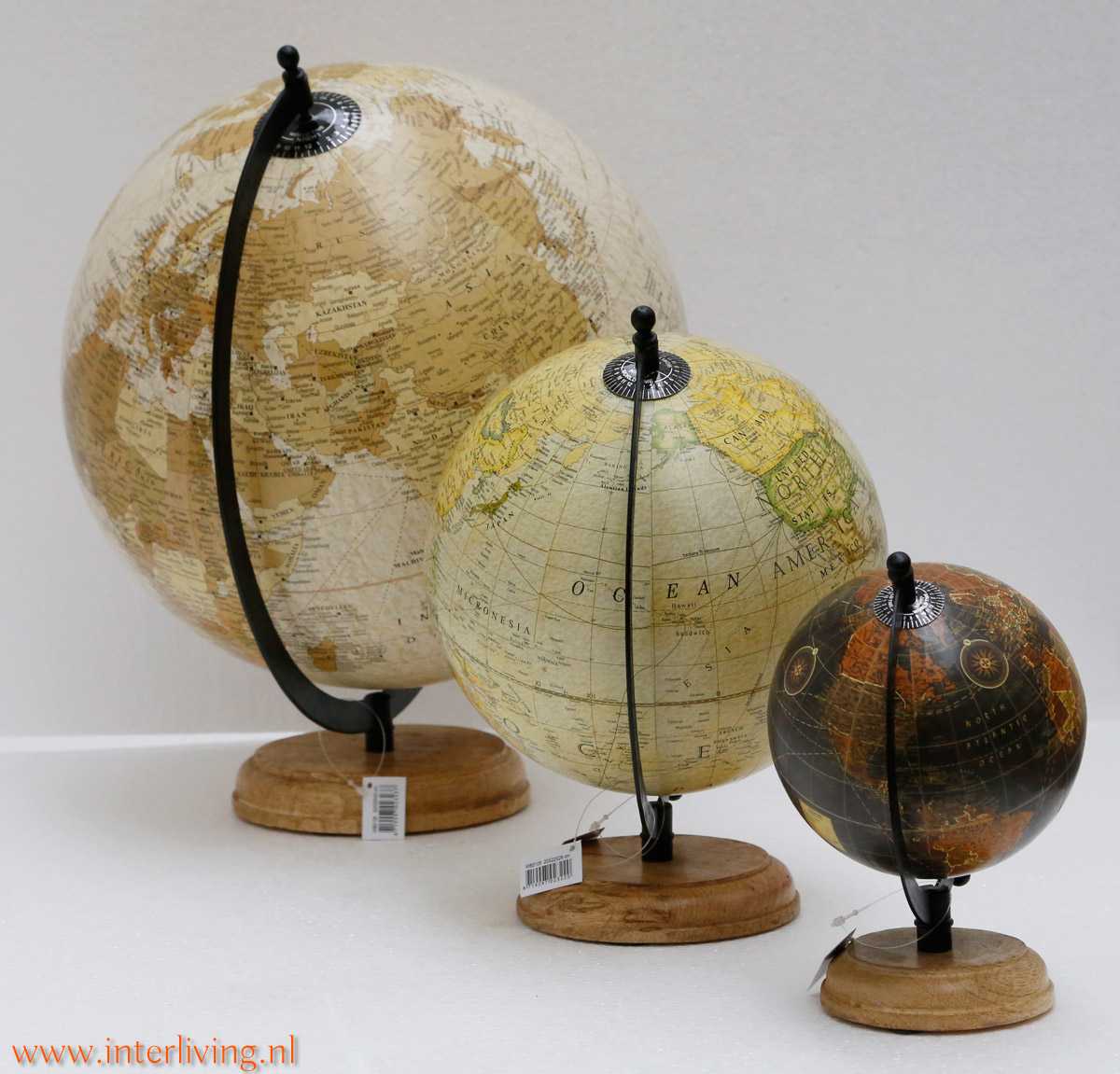 vintage wereldbol op houten of - interieurtip