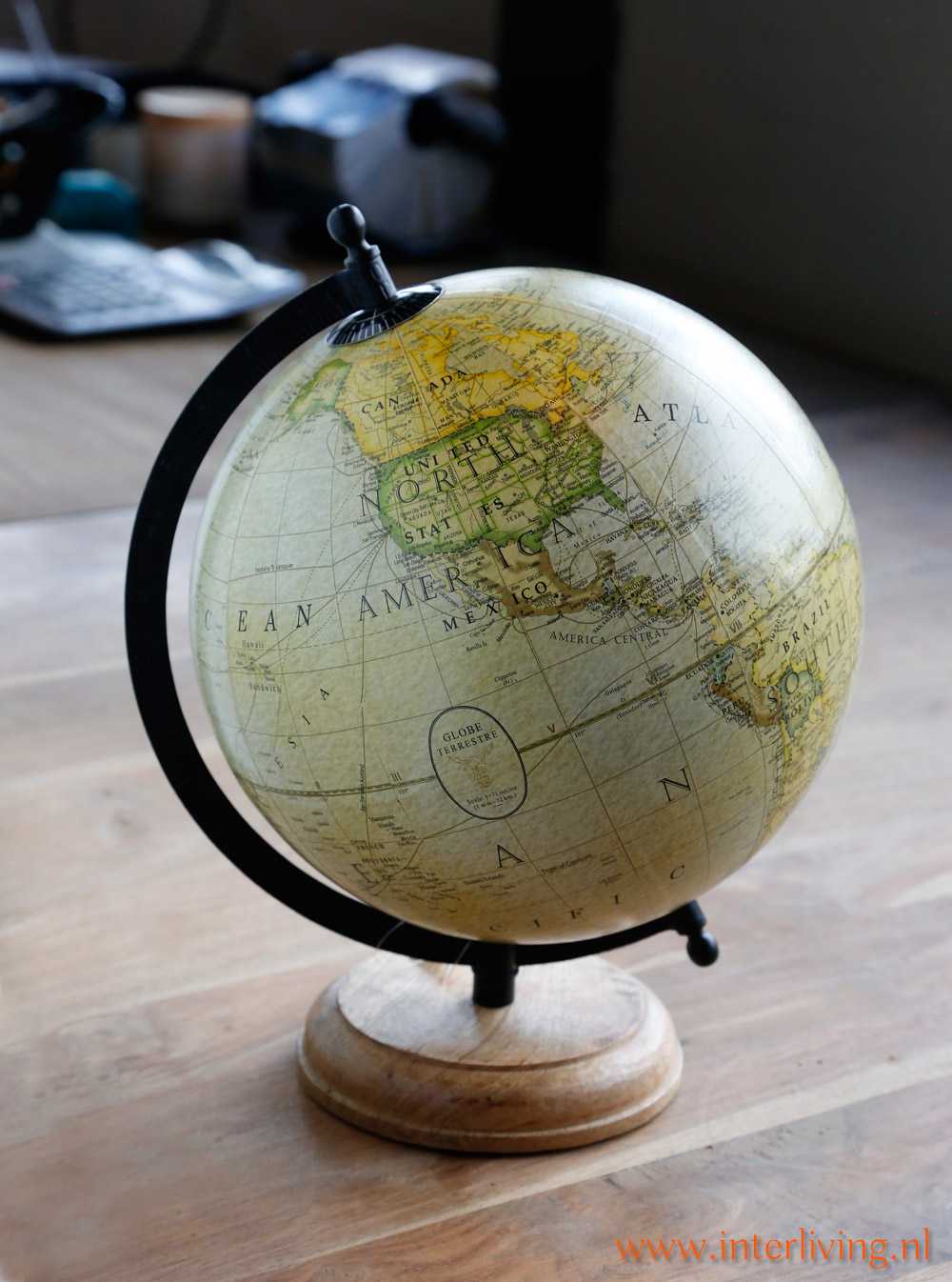 Verenigen Beter Anders vintage wereldbol op houten voet of antieke wereldkaart - interieurtip