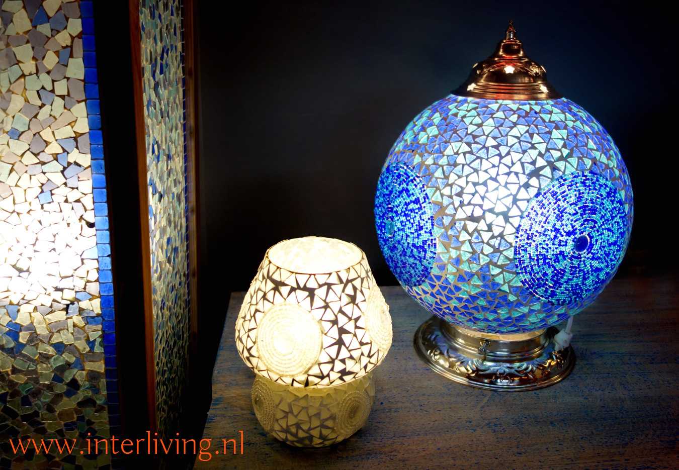 Verhogen Weg huis Lyrisch tafellampen van glasmozaïek, kralen en cement in kleurrijke designs