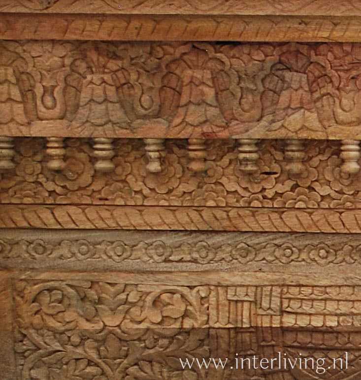 Oosterse wandtafel uit India van mangohout versierd houtsnijwerk
