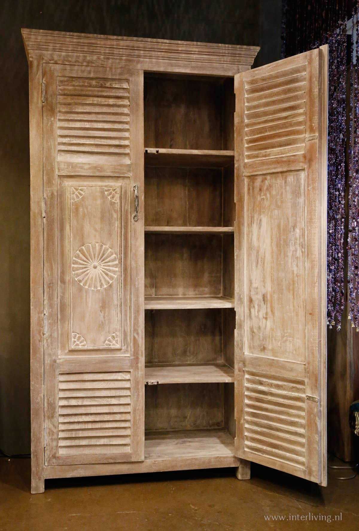 Heiligdom zoeken Machu Picchu Verweerde houten kast met deur luiken in mediterraanse / Ibiza stijl