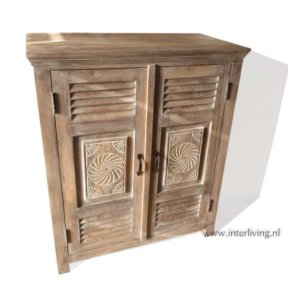 Stationair Psychologisch Sprong Verweerde houten kast met deur luiken in mediterraanse / Ibiza stijl