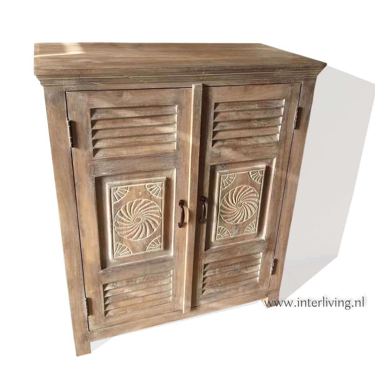 Heiligdom zoeken Machu Picchu Verweerde houten kast met deur luiken in mediterraanse / Ibiza stijl