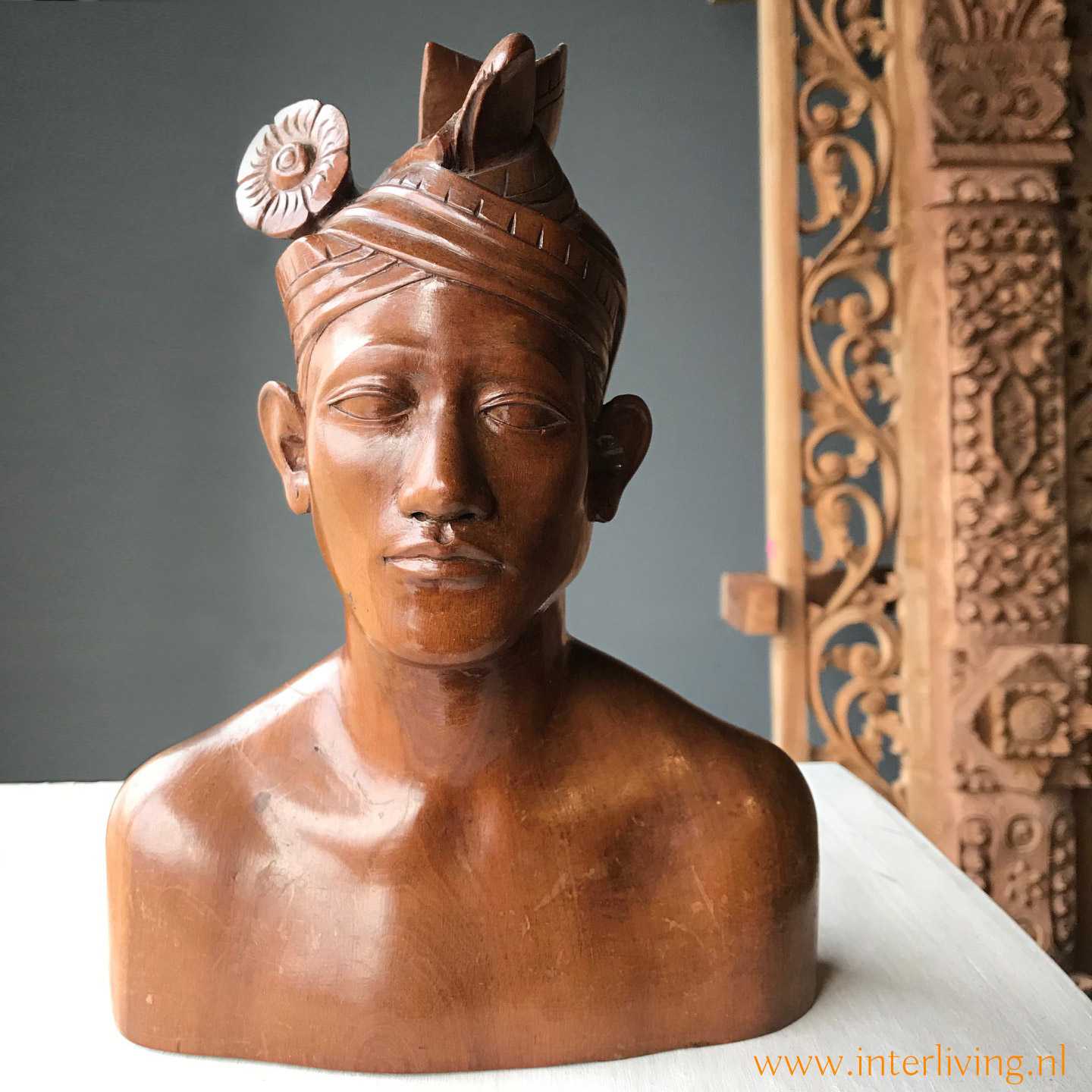 maak je geïrriteerd gespannen erfgoed oude houten beelden / een buste van mannen hoofd uit Bali -Djati hout