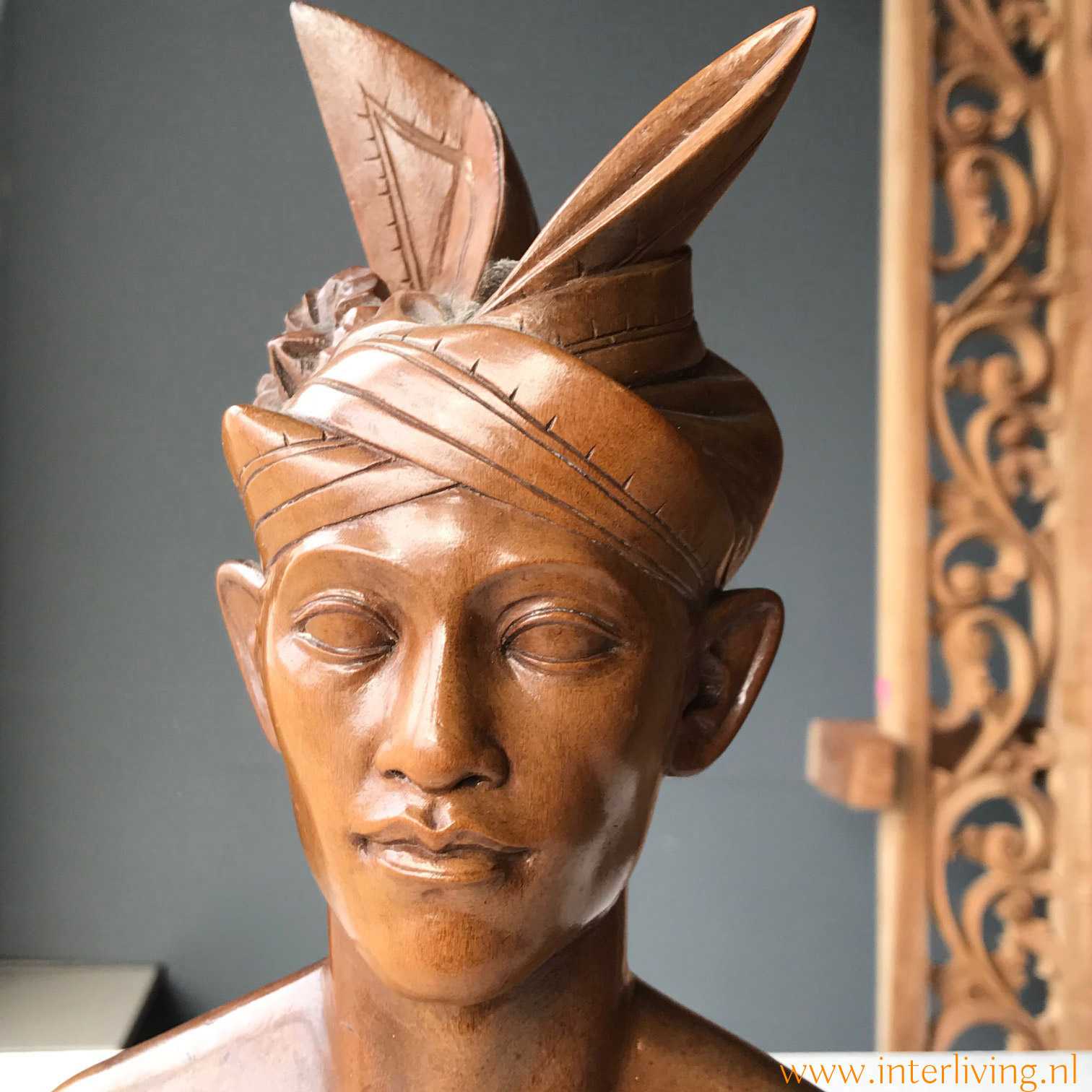 maak je geïrriteerd gespannen erfgoed oude houten beelden / een buste van mannen hoofd uit Bali -Djati hout