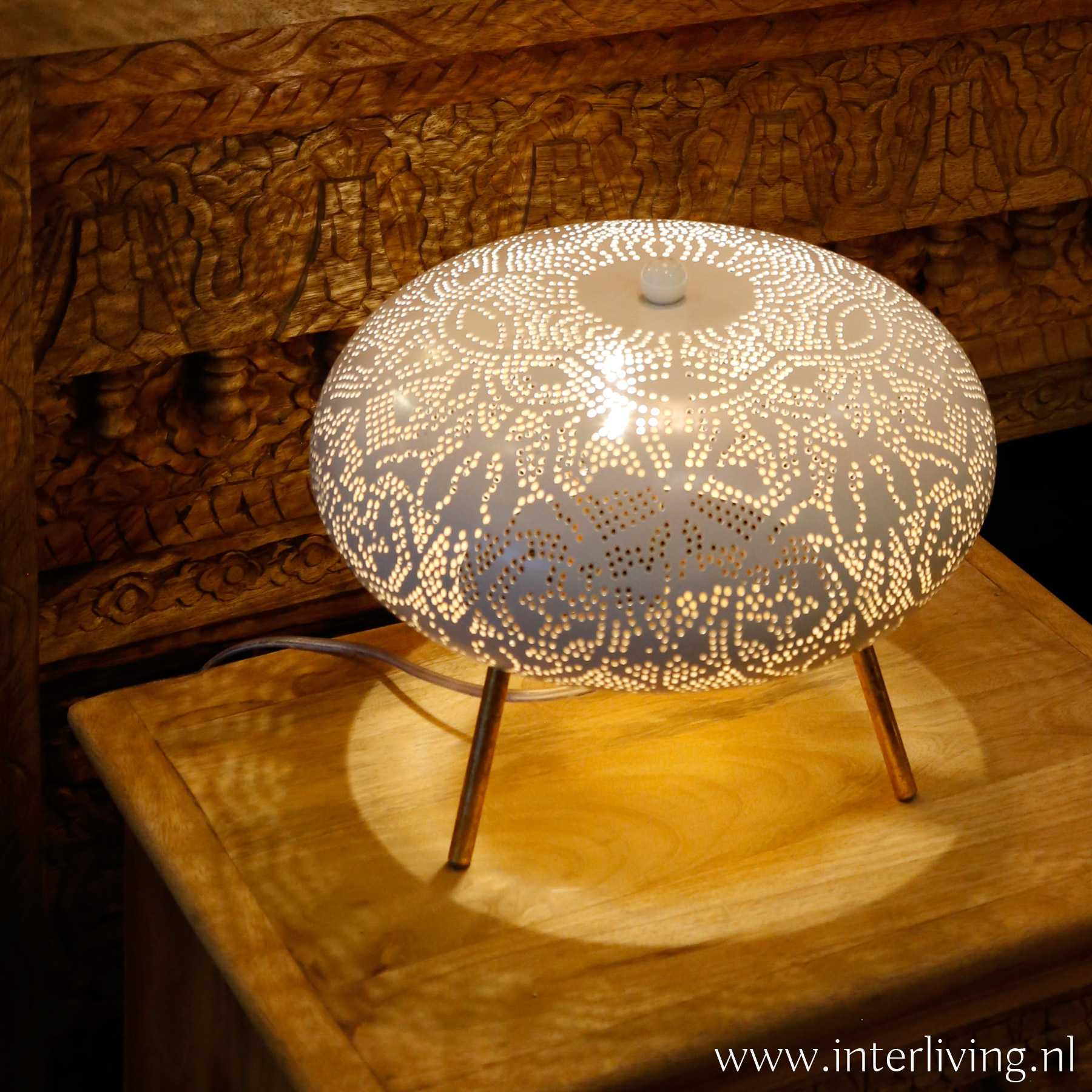 gangpad borstel Aardrijkskunde Tafellamp "Shade"; een ronde, witte metalen tafellamp met gaatjes