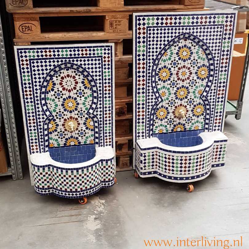 Van toepassing zijn markt essay Marokkaanse fontein gemaakt van kleurrijke mozaiektegels - Zellige Fez
