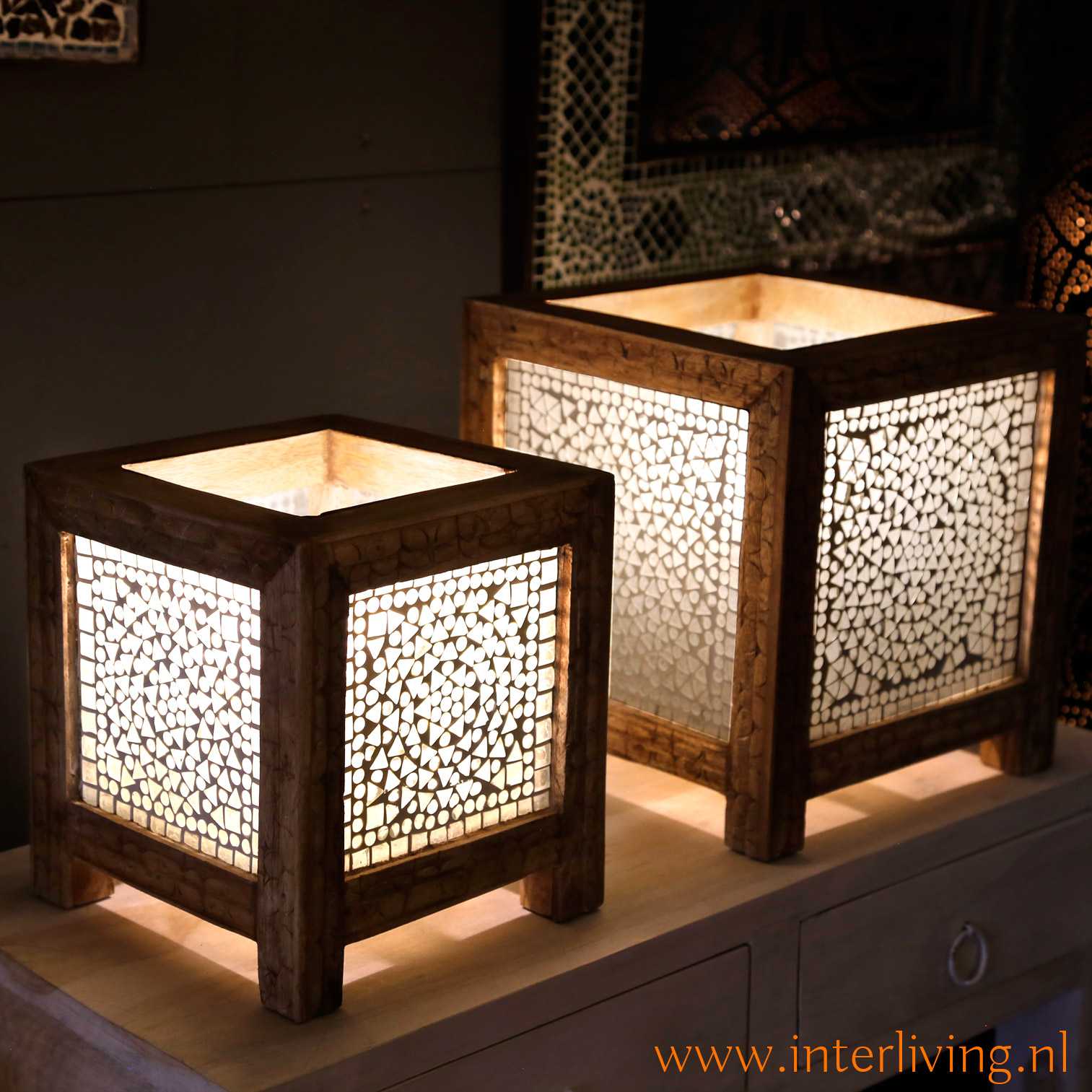 Tafellamp "La bella Luz" vierkant houten model - frame met houtsnijwerk & wit of gekleurd mozaïek glas - Interliving shop