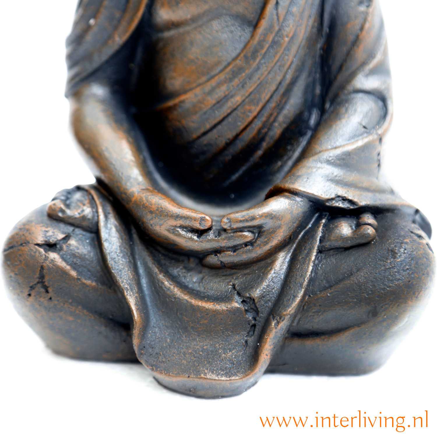 Zittend Boeddha beeld in houding sfeervol binnen of buiten
