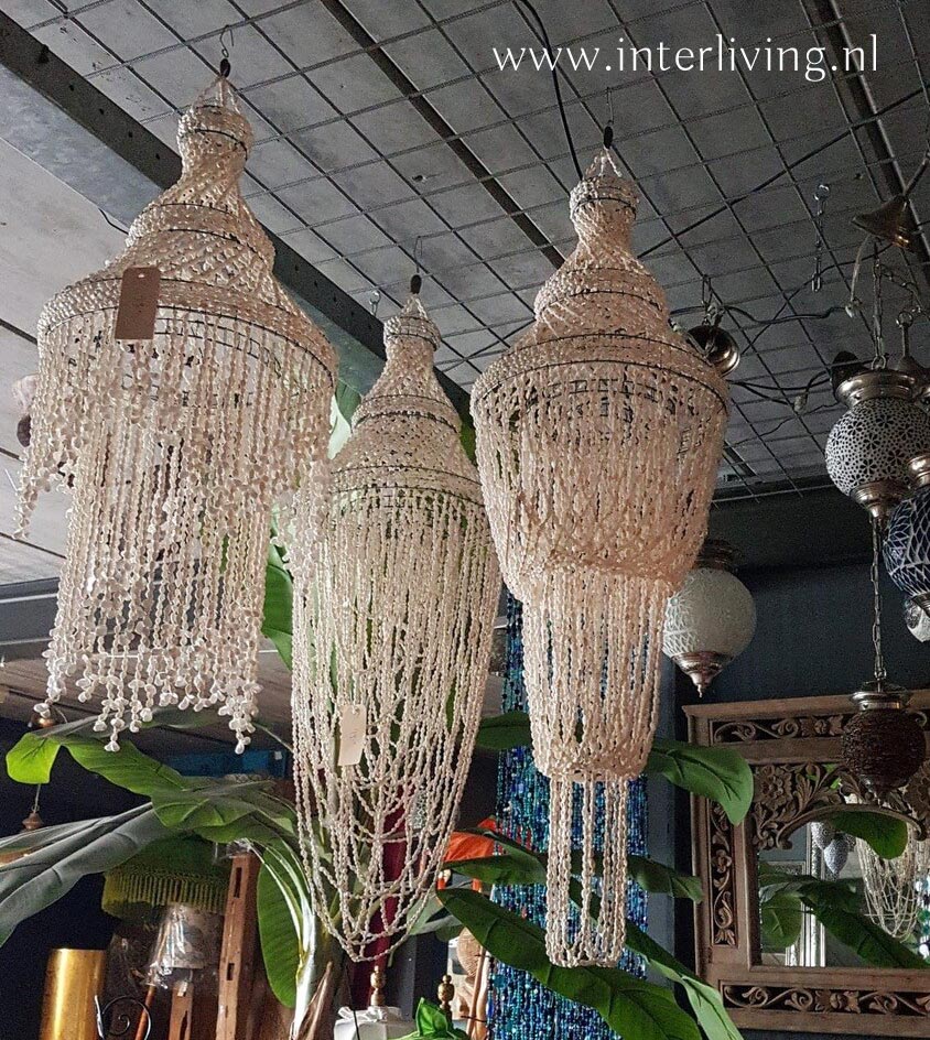 gebonden kleuring Storen Schelpenlampen uit Indonesie - Ibiza kroonluchters van schelpjes