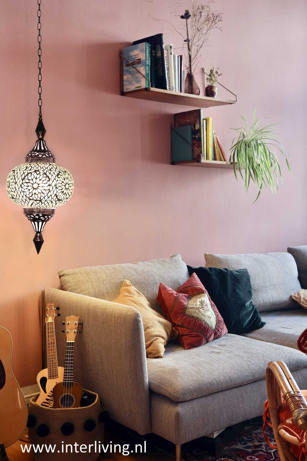 woonaccessoires uitlichten met een persoonlijke touch zoals een sfeervolle oosterse lamp  in een vintage interieur met grijze bank en roze muur